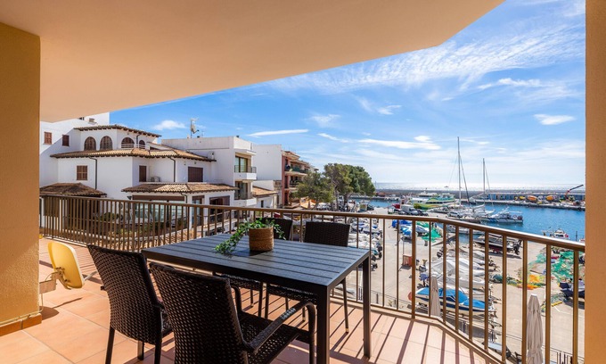 Es Pelats Apartamento | Apartamento vacacional 'Es Port' cerca de la playa con vistas al mar, terraza y Wi-Fi