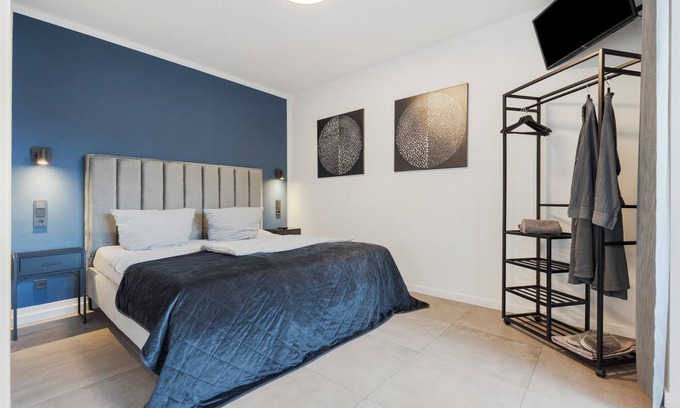 Altenbeken Apartamento | Apartamento vacacional "Egge Resort 7e" con balcón, jacuzzi y sauna