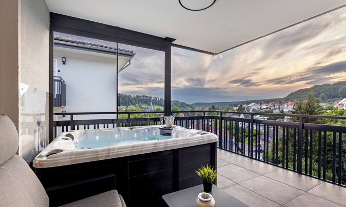 Altenbeken Apartamento | Apartamento vacacional "Egge Resort 7f" con balcón, jacuzzi y sauna