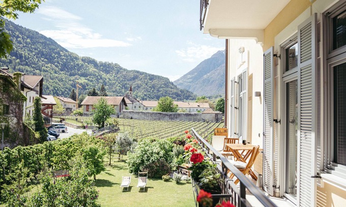 Lagundo Apartamento | Apartamento vacacional 'Freienfeldhof Elstar' con vistas a la montaña, jardín comunitario y Wi-Fi