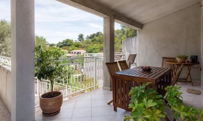 Cove Donja Krusica (Donje selo) Apartamento | Apartamento de vacaciones Grohote para 1 - 5 personas con 2 dormitorios - Apartamento en casa unifam