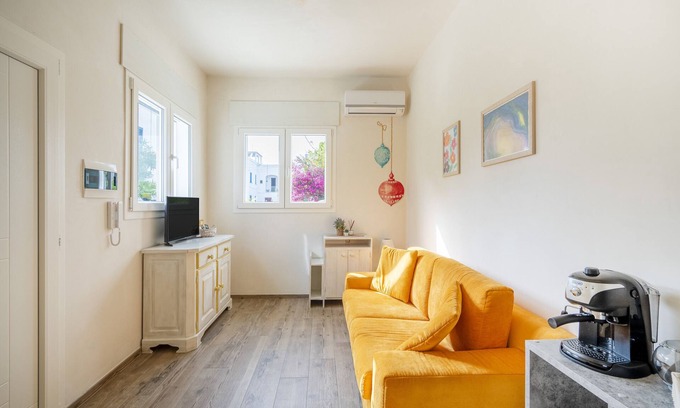 Savelletri Apartamento | Apartamento vacacional "Gufo Di Mare - Giallo" con vistas al mar, terraza privada y Wi-Fi