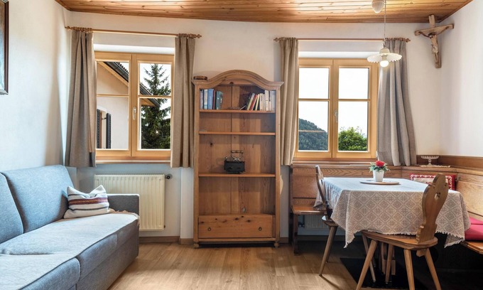 Kastelruth Apartamento | Apartamento vacacional 'Haus - Thurn A' con vistas a la montaña, jardín y Wi-Fi