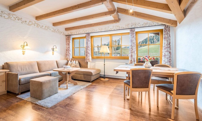 Valle San Silvestro Apartamento | Apartamento vacacional "Haus zur Vogelweide App 6" con vistas a la montaña, balcones y Wi-Fi