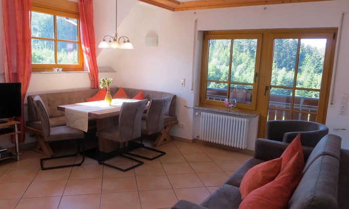 Elzach Apartamento | Holiday Apartment 'Herrschaftssitz' with Shared Terrace, Shared Garden and Wi-Fi