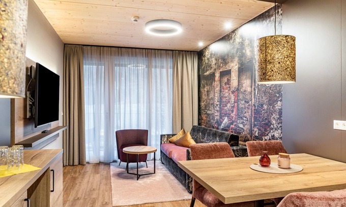 Pflach Apartamento | Apartamento vacacional "Hotel Zum Schwanen - 5" con vistas a la montaña, terraza compartida y Wi-Fi