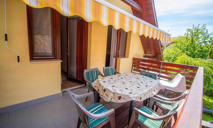 Balatonlelle Apartamento | Apartamento vacacional 250 metros de la playa.