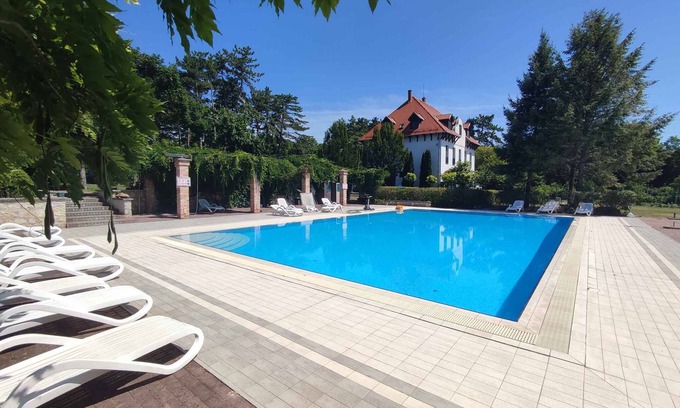 Balatonudvari Apartamento | Apartamento vacacional con piscina y aire acondicionado en el agua