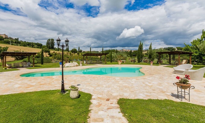Mondavio Apartamento | Tiziana Granja, 4 apartamentos y una gran piscina en Mondavio, a 20 km del mar - APP. a las flores rojas