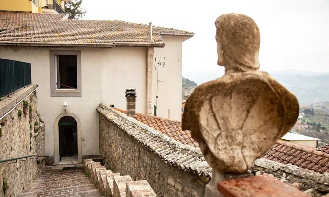 Ariano Irpino Apartamento | Apartamento vacacional "Casa Vela" con vistas a la montaña, terraza privada y Wi-Fi