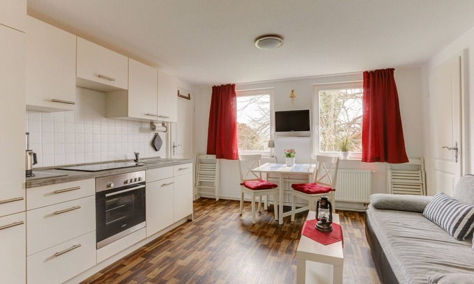 Schaprode Apartamento | Apartamento vacacional 'Kapitänsferienhaus Romantik' con terraza compartida y Wi-Fi