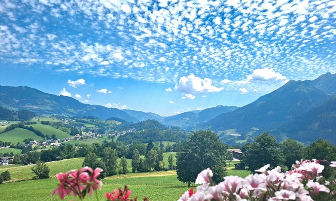 Goldegg Apartamento | Apartamento vacacional "Knollgut Buchberg" con vistas a la montaña, terraza compartida y Wi-Fi