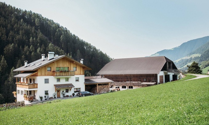Luson Apartamento | Apartamento vacacional "Lahnbach Großkarneid" en un bello paisaje con vistas a la montaña