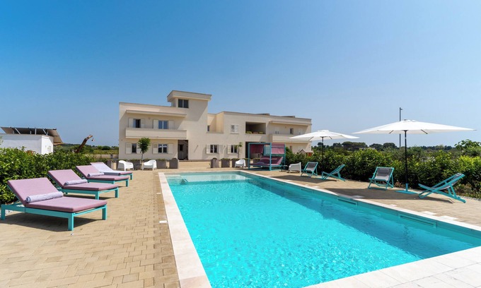 Galatone Apartamento | Apartamento vacacional 'Le Scuderie 11' con piscina compartida, jardín compartido y Wi-Fi