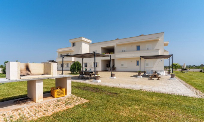 Galatone Apartamento | Apartamento vacacional "Le Scuderie 6" con balcón, piscina compartida y Wi-Fi