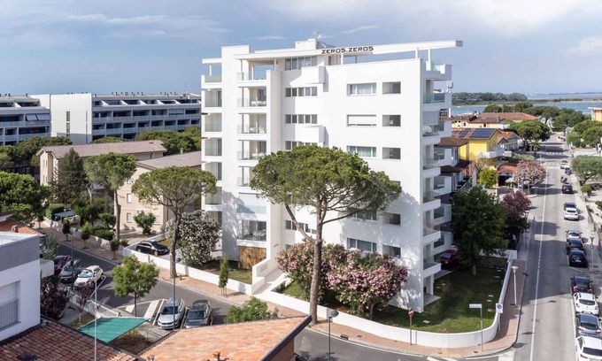 Lignano Sabbiadoro Apartamento | Apartamento vacacional con jardín privado y 3 terrazas