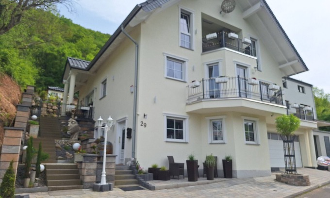 Kurrenberg Apartamento | Apartamento vacacional 'Moselburgblick' con vistas a la montaña y Wi-Fi