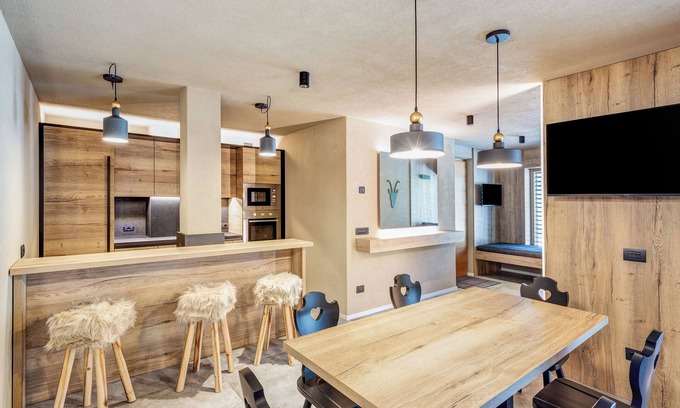 Livigno Apartamento | Apartamento vacacional 'Nido' con vistas a la montaña, terraza y Wi-Fi