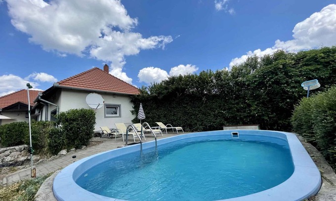 Keszthely Apartamento | Apartamento vacacional sólo 300 metros de la playa con piscina