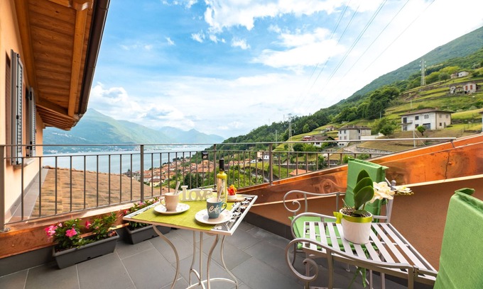 Musso Apartamento | Apartamento vacacional "Orchidea Terrazzo Sul Tetto" con balcón, piscina compartida y Wi-Fi