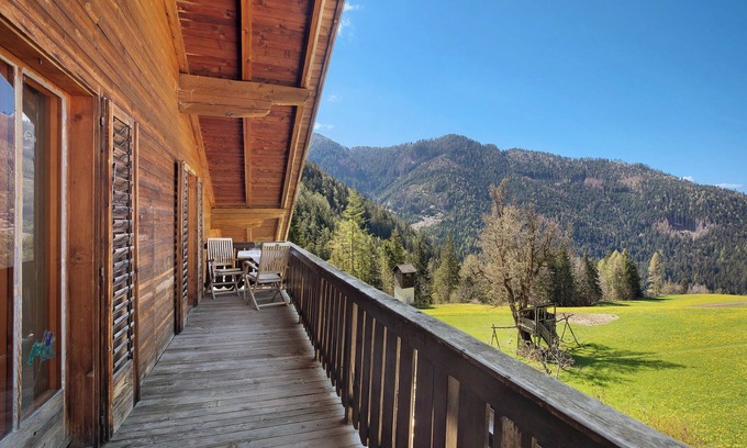 Redagno Apartamento | Apartamento vacacional "Pischlhof Apt Lärche" con vistas a la montaña, balcón y jardín compartido