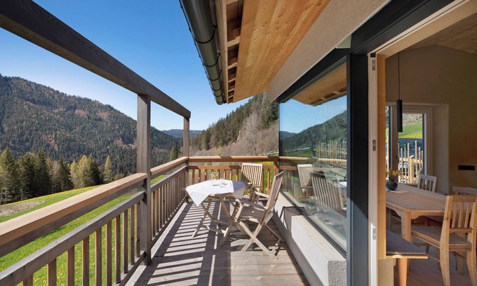 Redagno Apartamento | Apartamento vacacional "Pitschlhof Apt Zirbe" con vistas a la montaña y terraza privada