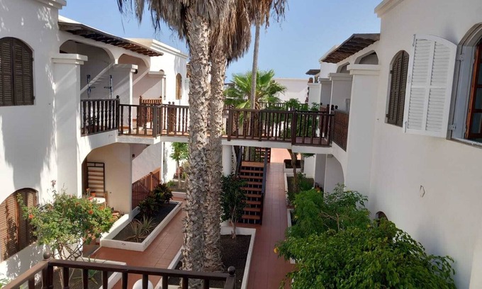 Playa Honda Apartamento | Holiday Apartment 'Playa Honda Holiday Home' with Shared Garden, Balcony and Wi-Fi