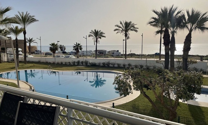 Garrucha Apartamento | Apartamento vacacional "Primera Linea Marina Del Faro" con vistas al mar, piscina compartida y Wi-Fi