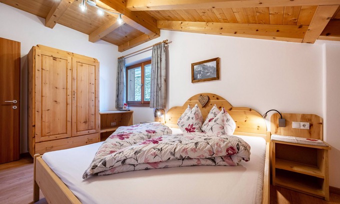 Luson Apartamento | Apartamento vacacional "Raffreiderhof Apt Fichte" con vistas a la montaña, piscina y Wi-Fi