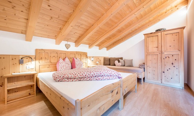 Luson Apartamento | Apartamento vacacional "Raffreiderhof Apt Zirbe" con vistas a la montaña, piscina y Wi-Fi