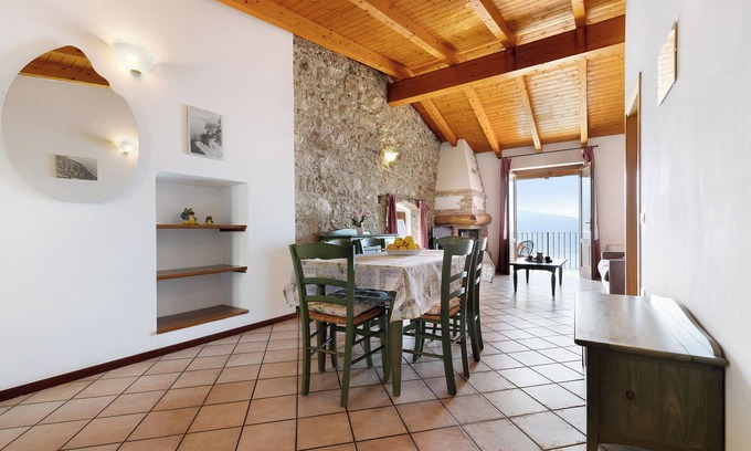 Oldesio Apartamento | Apartamento vacacional 'Rustico Spagnol 4' con vistas al lago, piscina y Wi-Fi