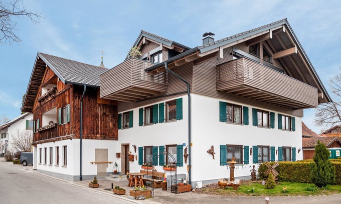 Rosshaupten Apartamento | Apartamento vacacional 'Silvia' con vistas a la montaña, jardín comunitario y Wi-Fi
