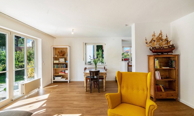 Furstenfeldbruck District Apartamento | Apartamento vacacional 'Sam's Homestay' con terraza, jardín y Wi-Fi