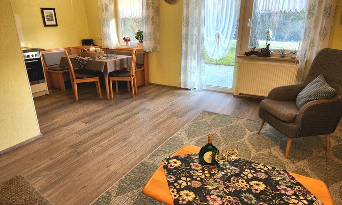 Iphofen Apartamento | Apartamento vacacional 'Scheurebe' con balcón privado, terraza y jardín comunitarios