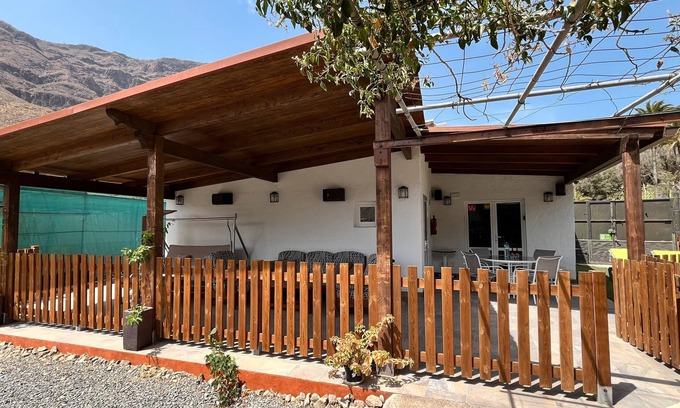 San Bartolome de Tirajana Apartamento | Holiday Apartment 'Spacious Country House Near Fataga' with Balcony, Wi-Fi and Air Conditioning