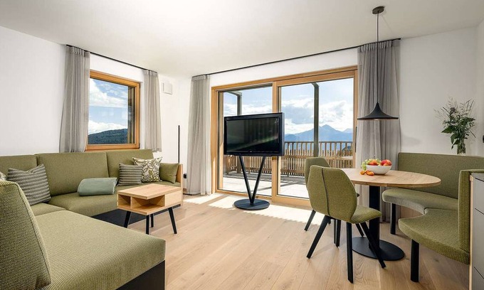 Avelengo Apartamento | Apartamento vacacional "Tschitthof Gill" con vistas a la montaña, terraza privada y Wi-Fi