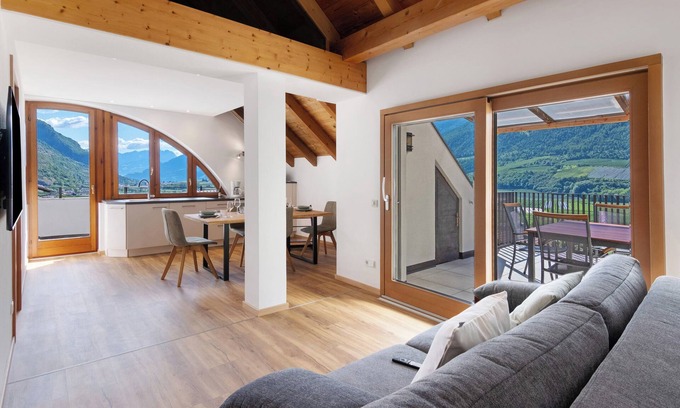 Castelbello-Ciardes Apartamento | Apartamento vacacional 'Vinlauris B' con vistas a la montaña, Wi-Fi y aire acondicionado