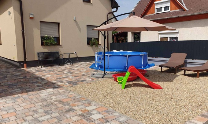Zsorifurdo Apartamento | Casa vacacional con jardín, piscina y terraza