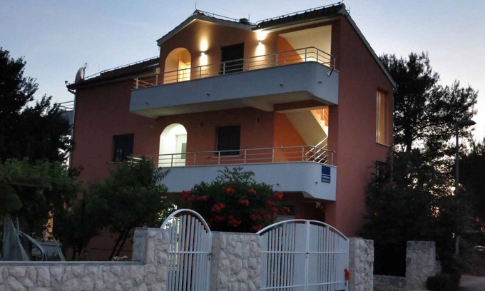 Srima Apartamento | Holiday apartment with air conditioning and balcony near the beach