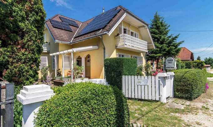 Keszthely Apartamento | Apartamento vacacional con piscina y aire acondicionado
