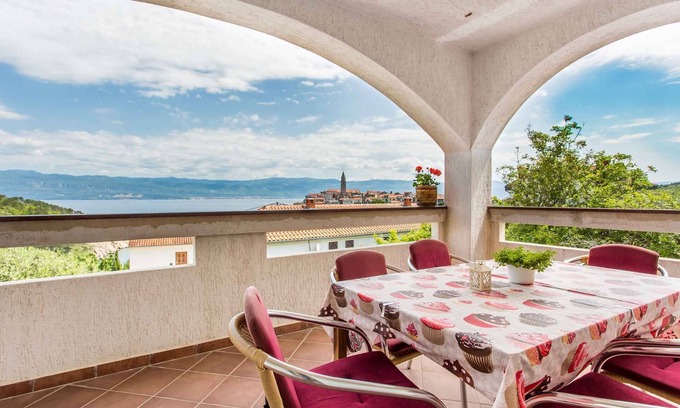 Vrbnik Apartamento | Apartamento vacacional con aire acondicionado y vista al mar