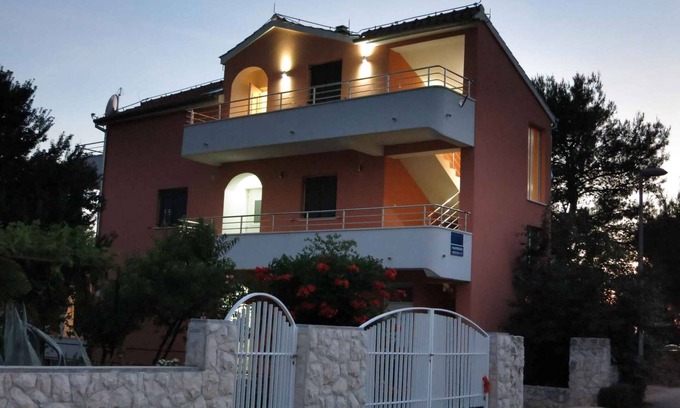 Srima Apartamento | Apartamento vacacional con aire acondicionado cerca de la playa