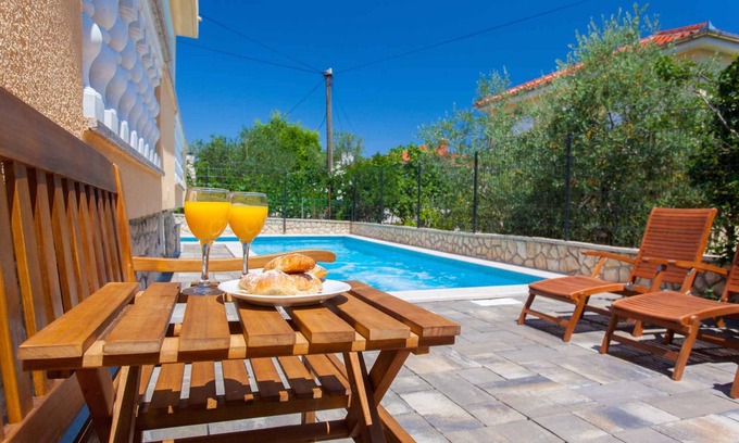 Silo Apartamento | Apartamento vacacional con una piscina al aire libre