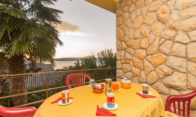 Njivice Apartamento | Apartamento vacacional con terraza y aire acondicionado