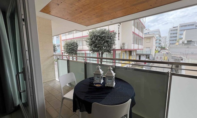 Lignano Sabbiadoro Apartamento | Apartamento vacacional con un pequeño balcón