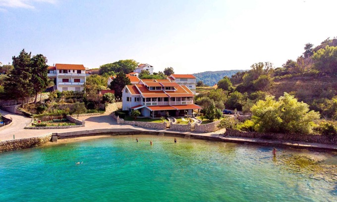 Suha Punta Apartamento | Holiday apartment with pool