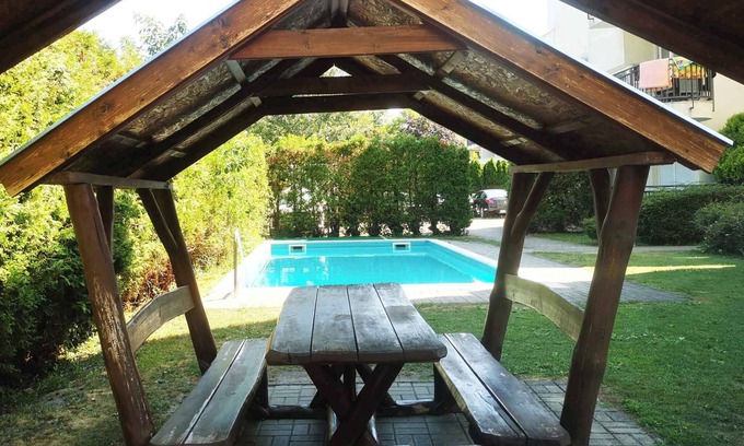 Siofok Aranypart Apartamento | Apartamento vacacional con piscina wifi y cuidada decoración