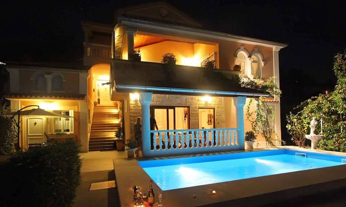 Lovran Apartamento | Apartamento vacacional con vista al mar y piscina al aire libre