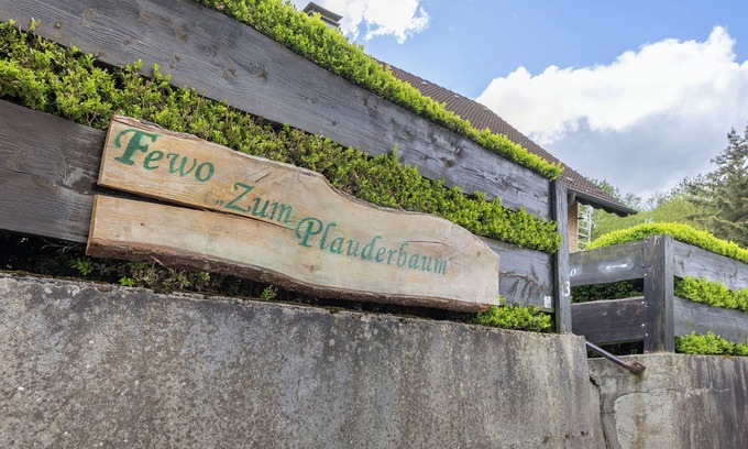 Balve Apartamento | Apartamento vacacional 'Zum Plauderbaum' con terraza privada, jardín privado y jacuzzi exterior privado