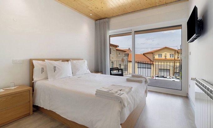 Valpacos Apartamento | Dormitorio de vacaciones 'Quarto Duplo Canhoteiros' con vista montaña, Wi-Fi y aire acondicionado.